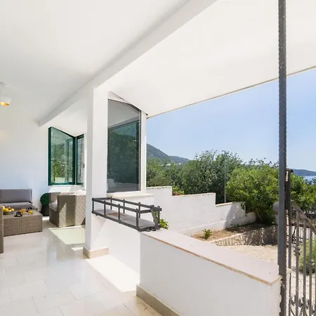 Holiday Home *